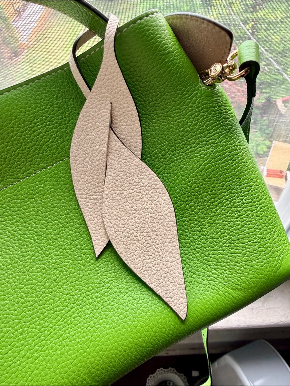 Fleuron: Mini Swann in pomme verte w leather leaf charm - Picture 2 of 5